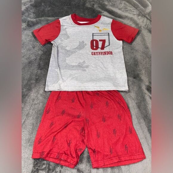 Size 4/5 Harry Potter summer pajamas gryffindor-these have pilling and wash wear - Picture 1 of 1